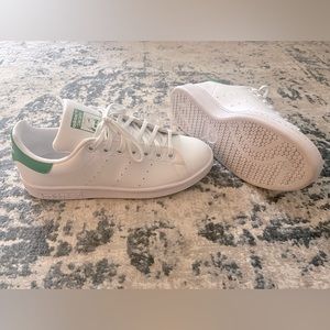 Classic Stan Smith Adidas tennis shoes (M5.5 W7.5) - Cloud White and Green.